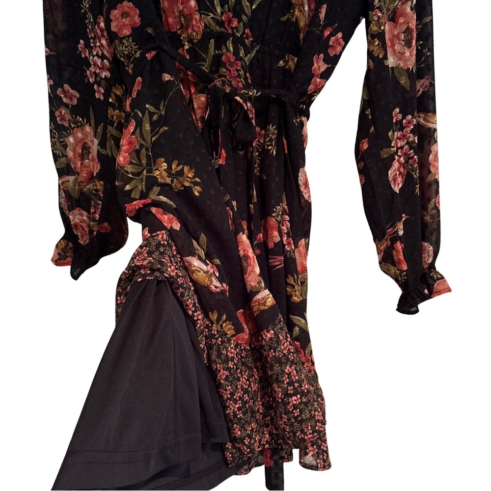 Chic Long Sleeve Floral Dress in Black - Picture 3 of 4